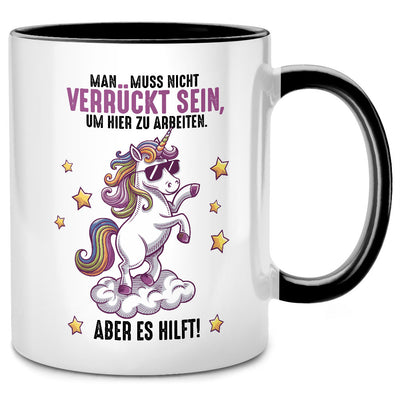 Man muss nicht verrückt sein, um hier zu arbeiten - lustige Einhorn Tasse mit Spruch als Abschiedsgeschenk für Kollegen oder die Kollegin als Geschenk, Schwarze Tasse