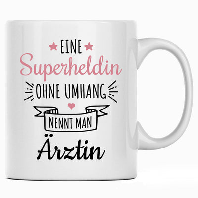 Eine Superheldin ohne Umhang nennt man Ärztin, Tasse mit Spruch als Geschenk für Arzt und Ärztin