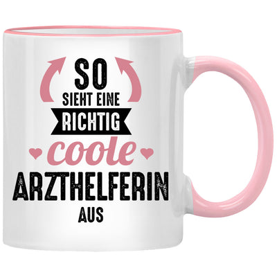 So sieht eine richtig coole Arzthelferin aus. Lustige Tasse mit Spruch als Geschenk für Arzthelferin