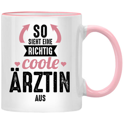 So sieht eine richtig coole Ärztin aus. Lustige Tasse mit Spruch als Geschenk für Ärztin