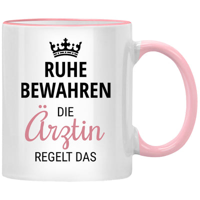 Ruhe bewahren, die Ärztin regelt das, lustige Tasse mit Spruch als Geschenk für Arzt oder Ärztin