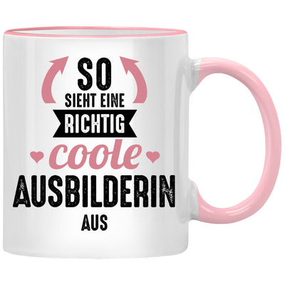 So sieht eine richtig coole Ausbilderin aus. Lustige Tasse mit Spruch als Geschenk für Ausbilderin