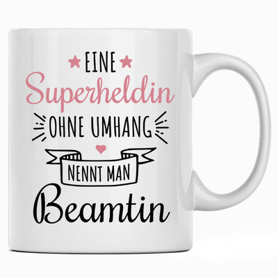 Eine Superheldin ohne Umhang nennt man Beamtin, lustige Tasse mit Spruch als Geschenk für Beamtin oder Beamter Geschenke